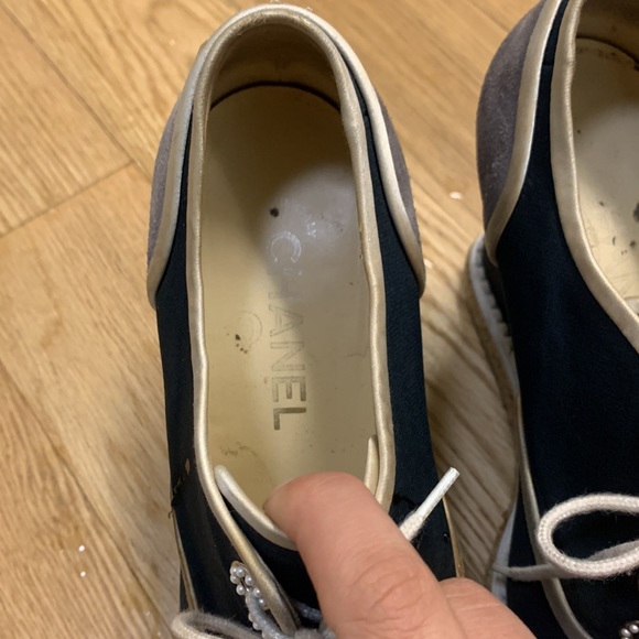 Chanel platform shoe. One CC missing on the left side, overall great condition. - Picture 3 of 4